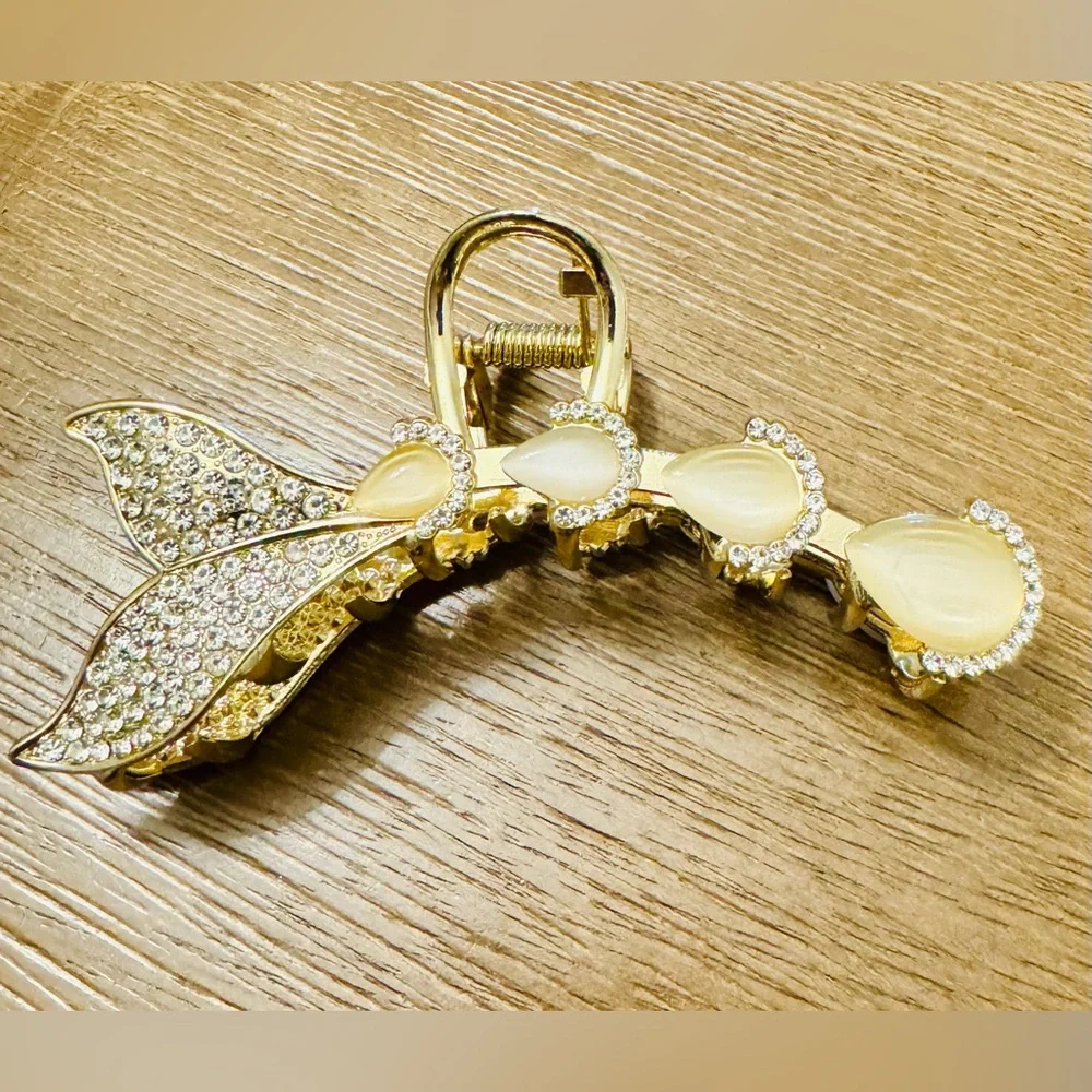 Ipetboom. 1 fish tail shaped hair clip, fashionable hair clip for women 1 piece.